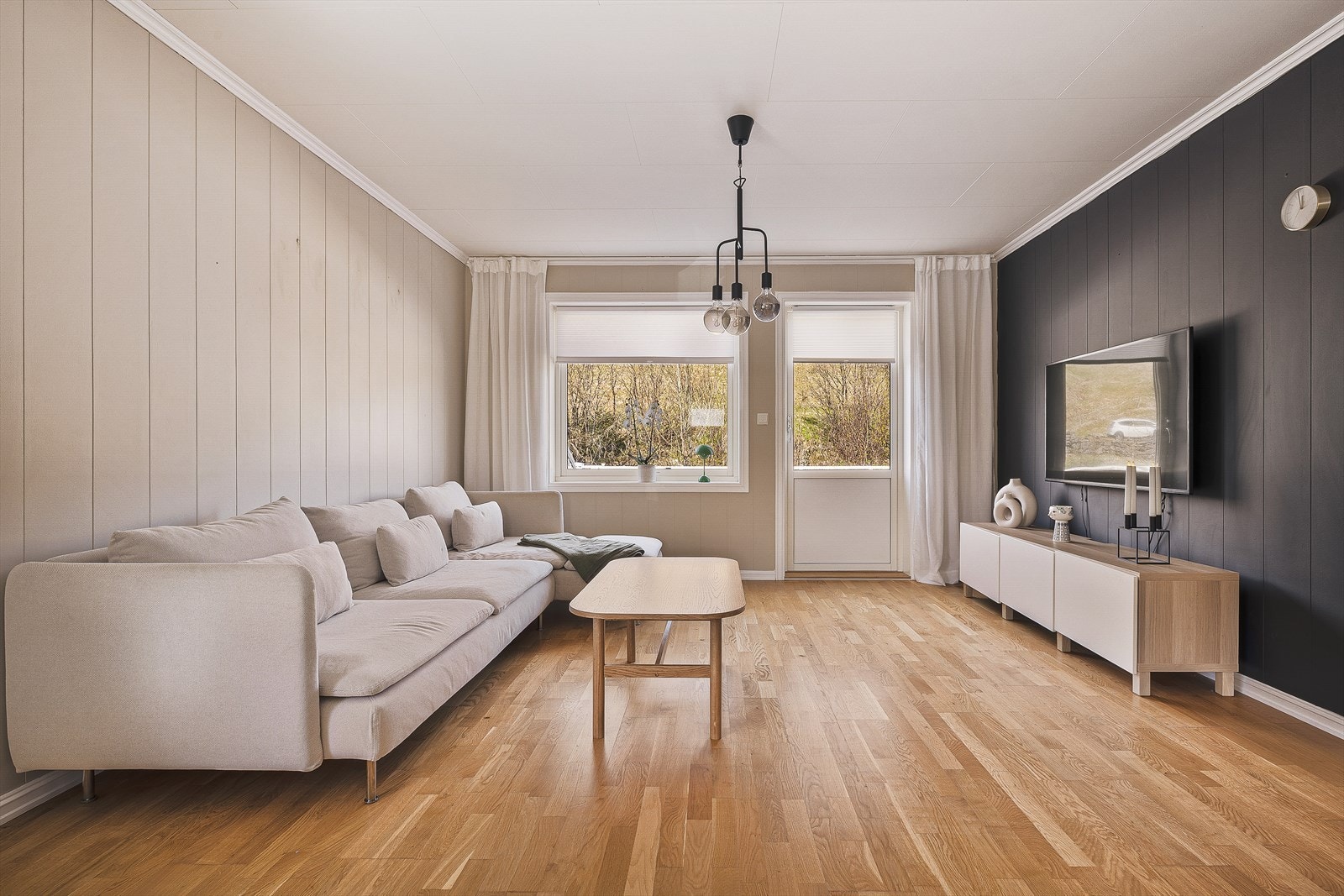 Stuen har god plass til en romslig sofagruppe. Galleribilde