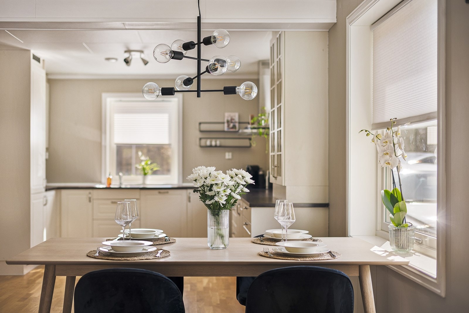Spisestuen har en naturlig plassering mellom kjøkkenet og stuen, perfekt for hyggelige hverdagsmåltider og samlinger med familie og venner. Galleribilde