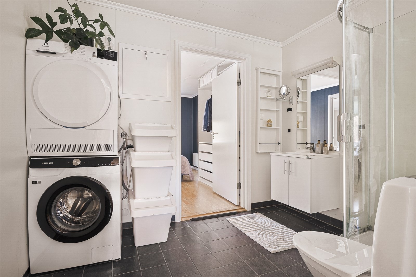 Badet i første etasje har praktisk adkomst både fra soverommet og fra entréen. Galleribilde