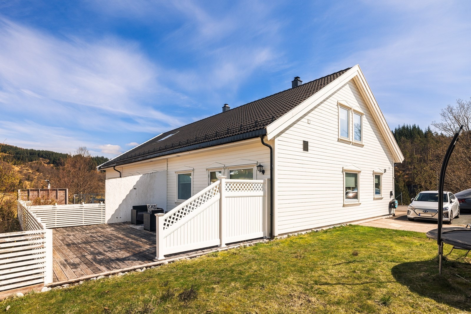 Tomannsboligen ligger skjermet til med gode parkeringsmuligheter på egen tomt og en stor, usjenert terrasse. Galleribilde