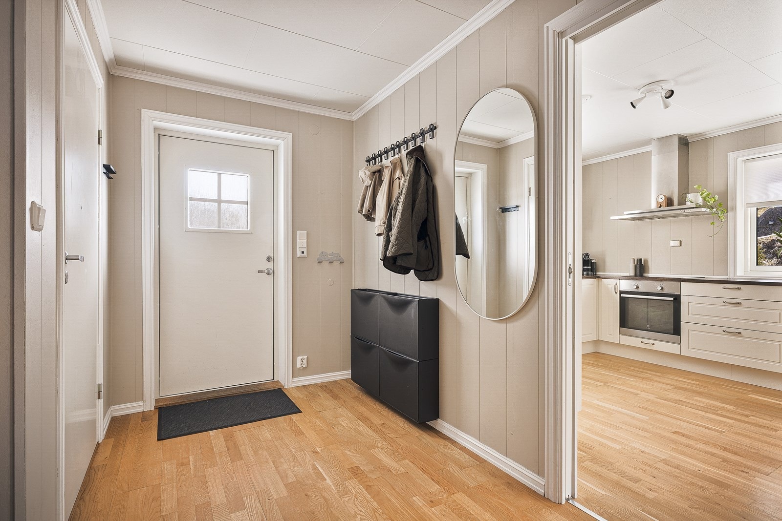 Entréen gir et godt førsteinntrykk og har plass til skoskap, samt oppheng for yttertøy. Galleribilde