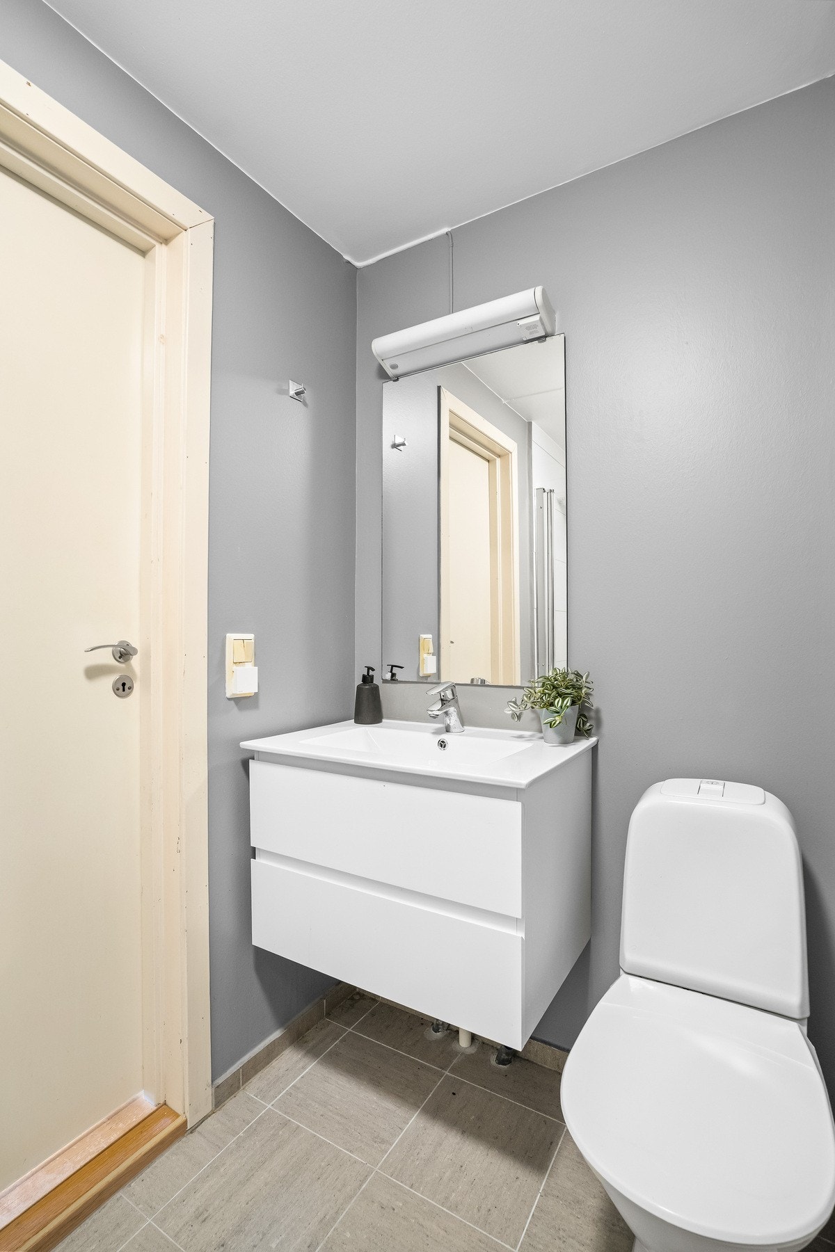 Servant med underskuffer og wc Galleribilde