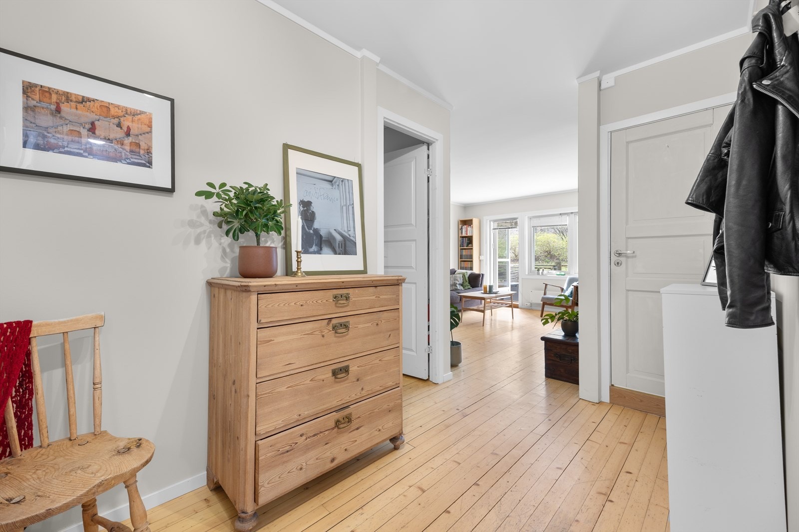 Innbydende entré med tregulv og nymalte vegger og tak. Galleribilde