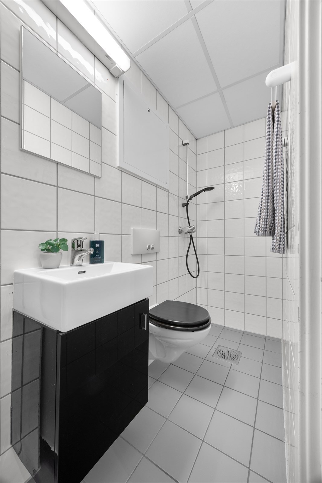 Badet ble pusset opp i regi av borettslaget i 2003/2004. Flislagt med varmekabler, vegghengt toalett og servant med underskap. Galleribilde