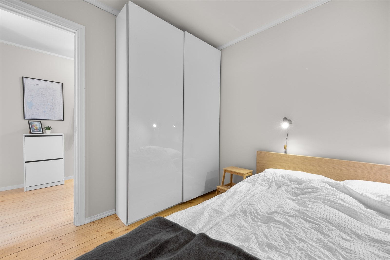 Skyvedørsgarderobe med høyglans fronter. Galleribilde