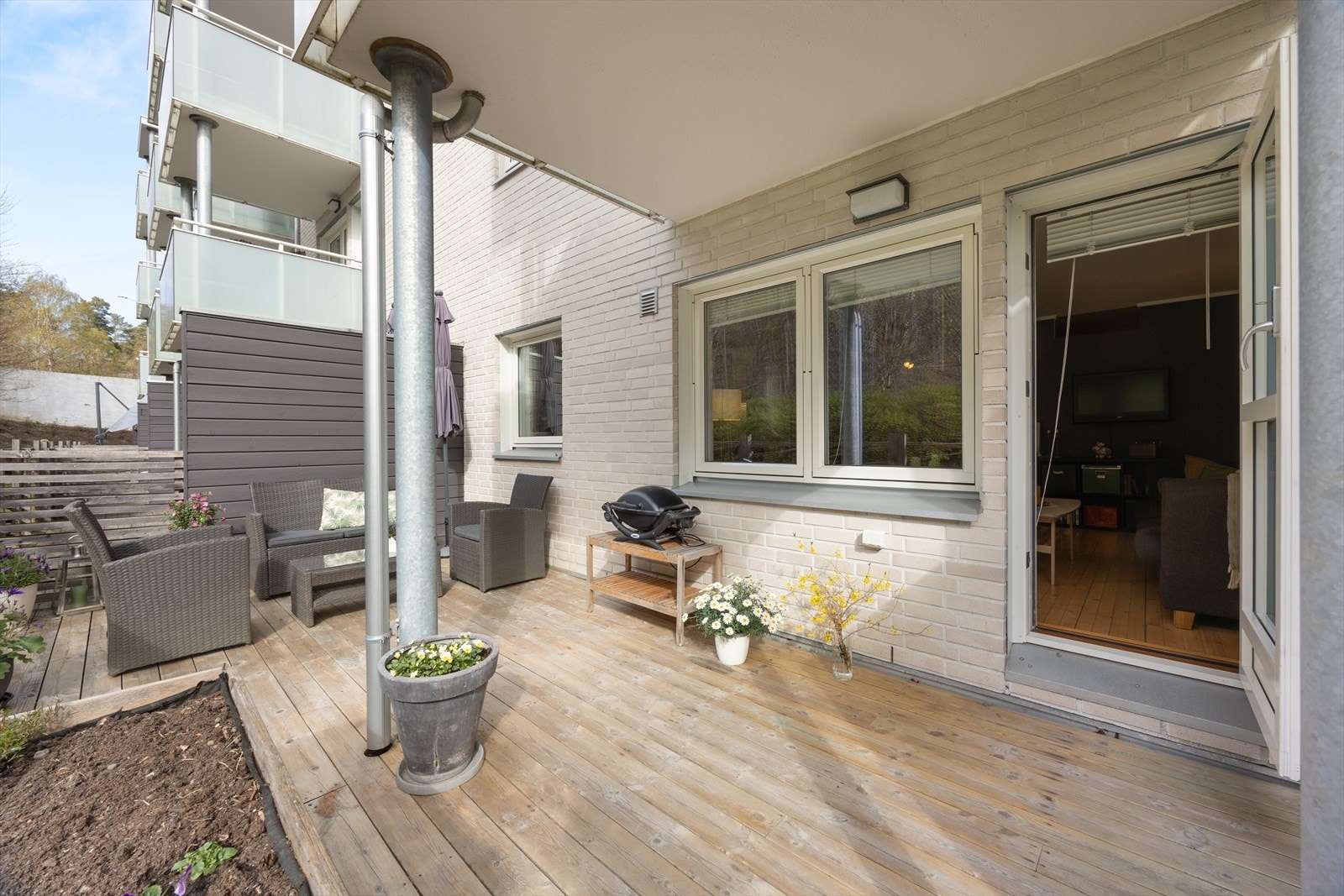 Fra stuen er det utgang til en fantastisk markterrasse på ca. 20 kvm. Uteplassen har belysning og stikkontakt. Galleribilde