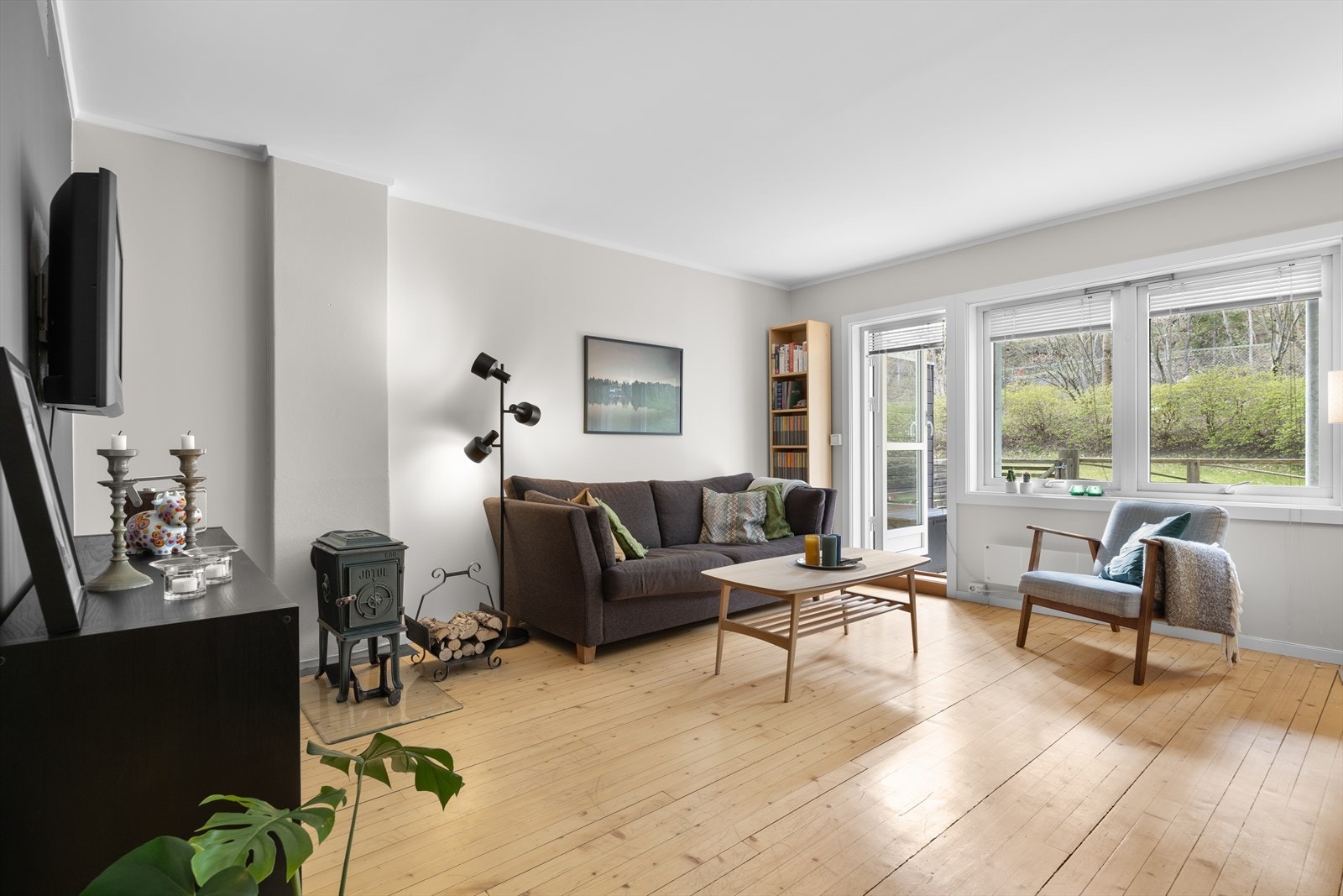 Stuen har god plass til sofamøblement og spisebord. Det er peis og på gulvene er det et sjarmerende tregulv. Galleribilde