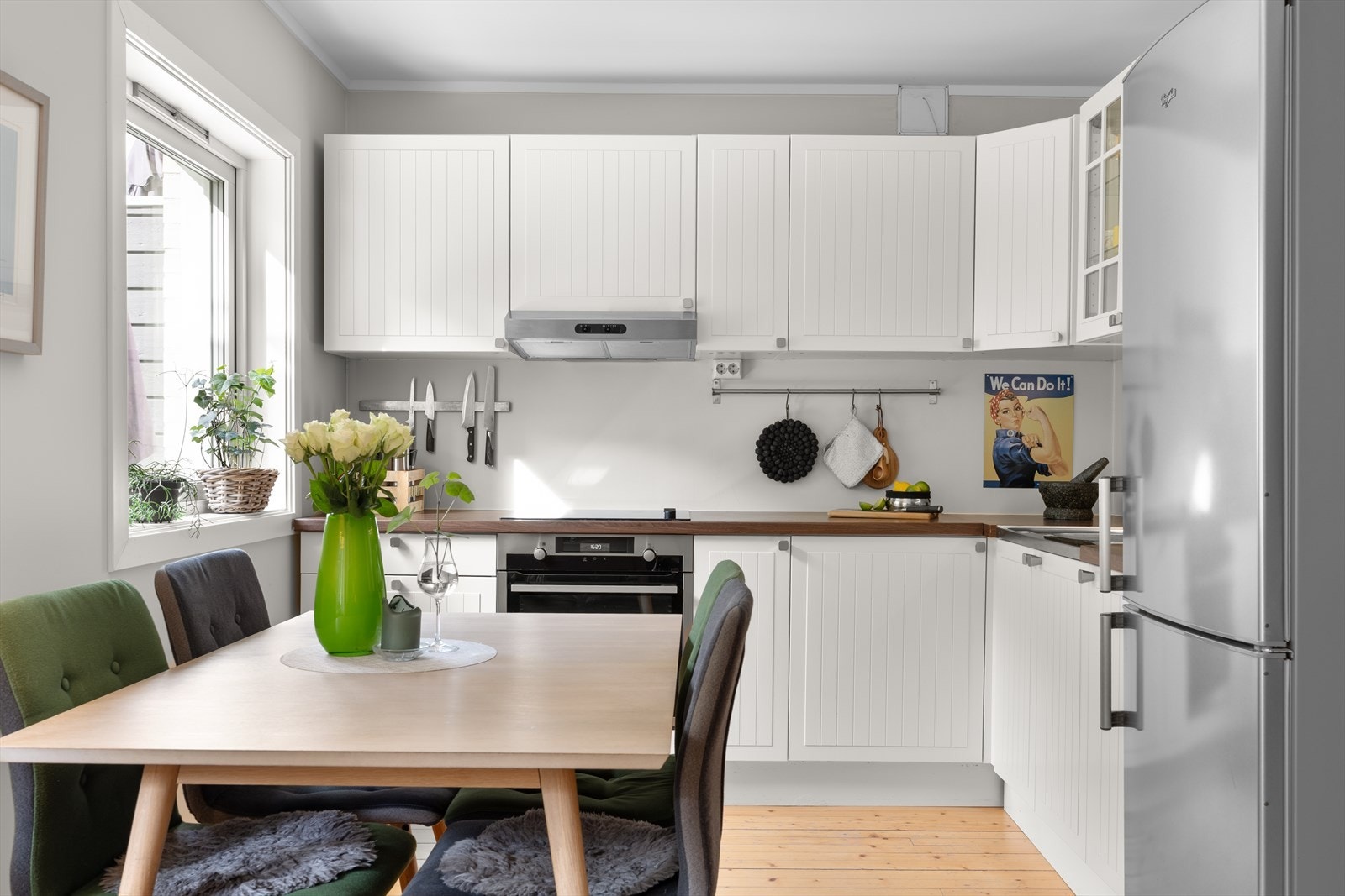 IKEA-kjøkken med profilerte fronter og benkeplate i laminat. Kjøkkenet har integrert stekovn og koketopp. Galleribilde