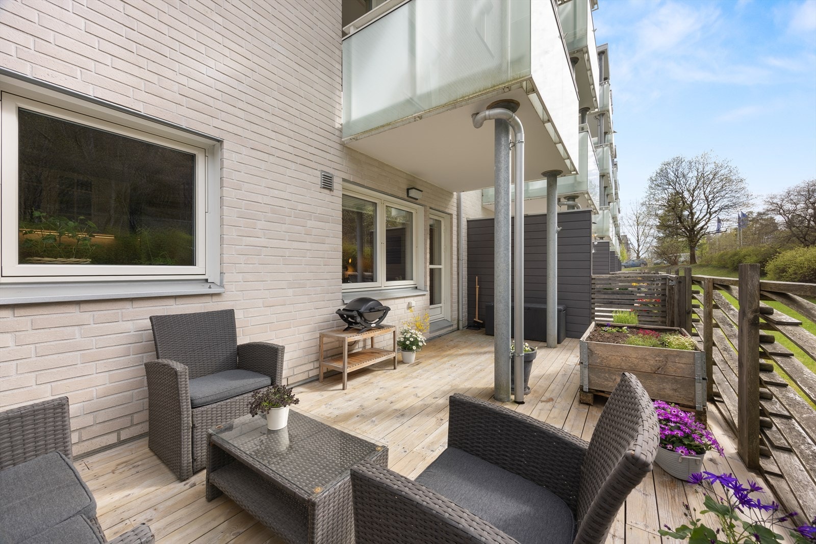 Vestvendt markterrasse på hele 20 kvm med gode solforhold. Galleribilde