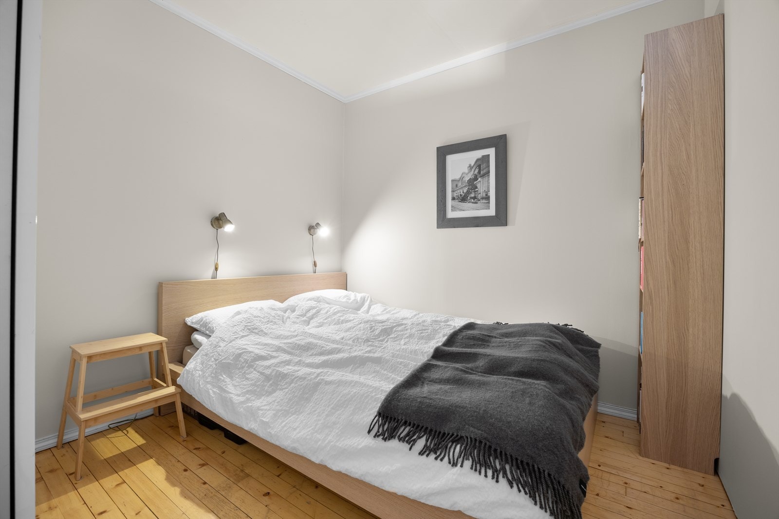 Alkove som opprinnelig var en del av stuen. Her er det god plass til dobbeltseng og rommet har en skyvedørsgarderobe fra Ikea. Galleribilde