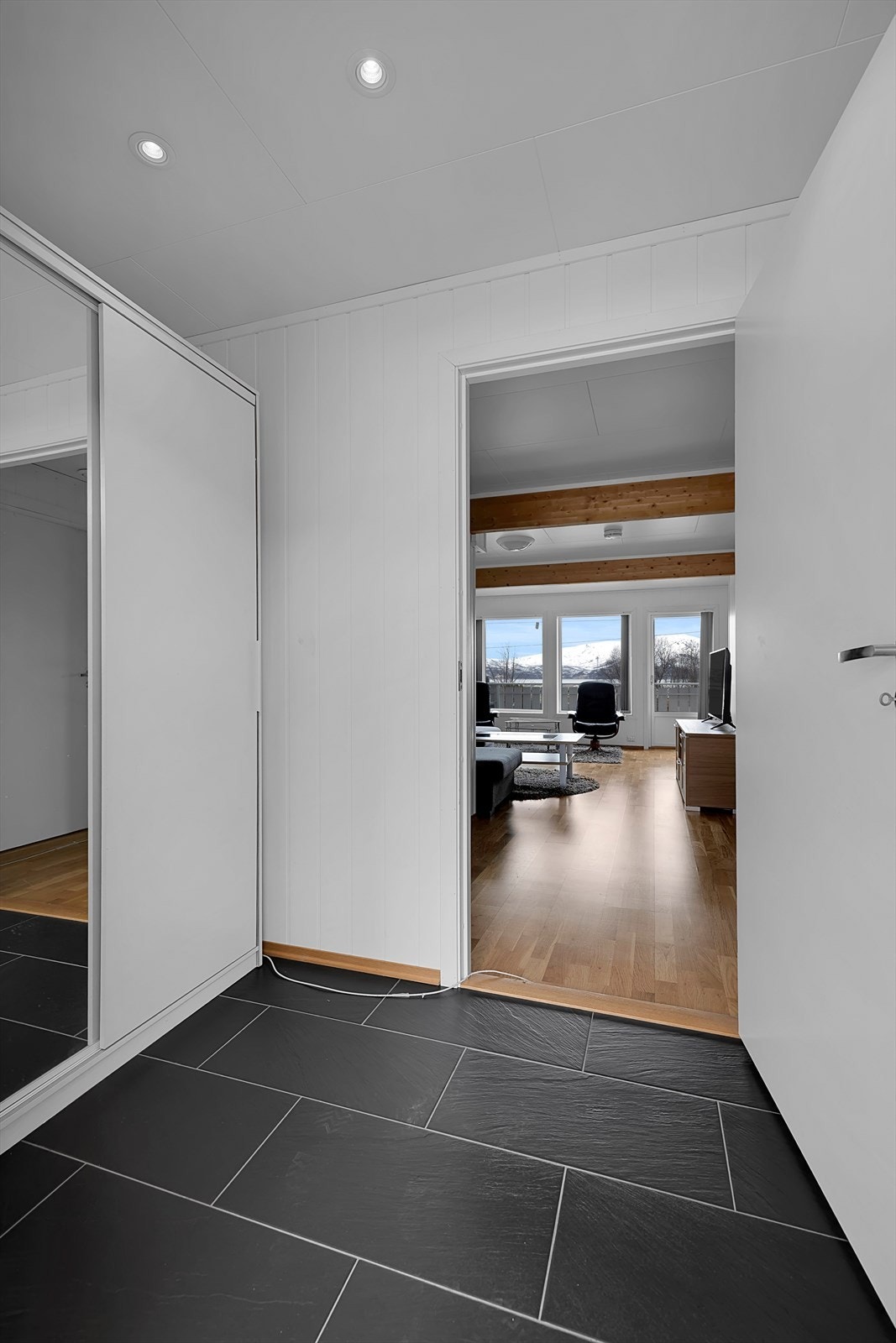 Garderobe med god plass for både oppheng og oppbevaring av yttertøy og sko. Galleribilde