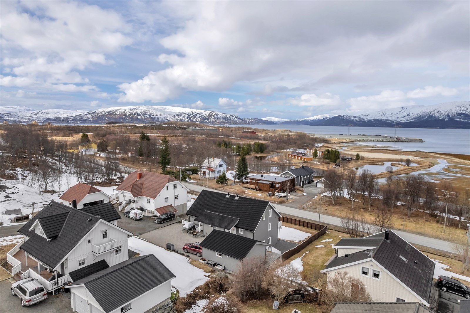 Her bor du med nærhet til både sjø og natur, i landlige omgivelser, med umiddelbar tilgang til flotte turløyper. Galleribilde