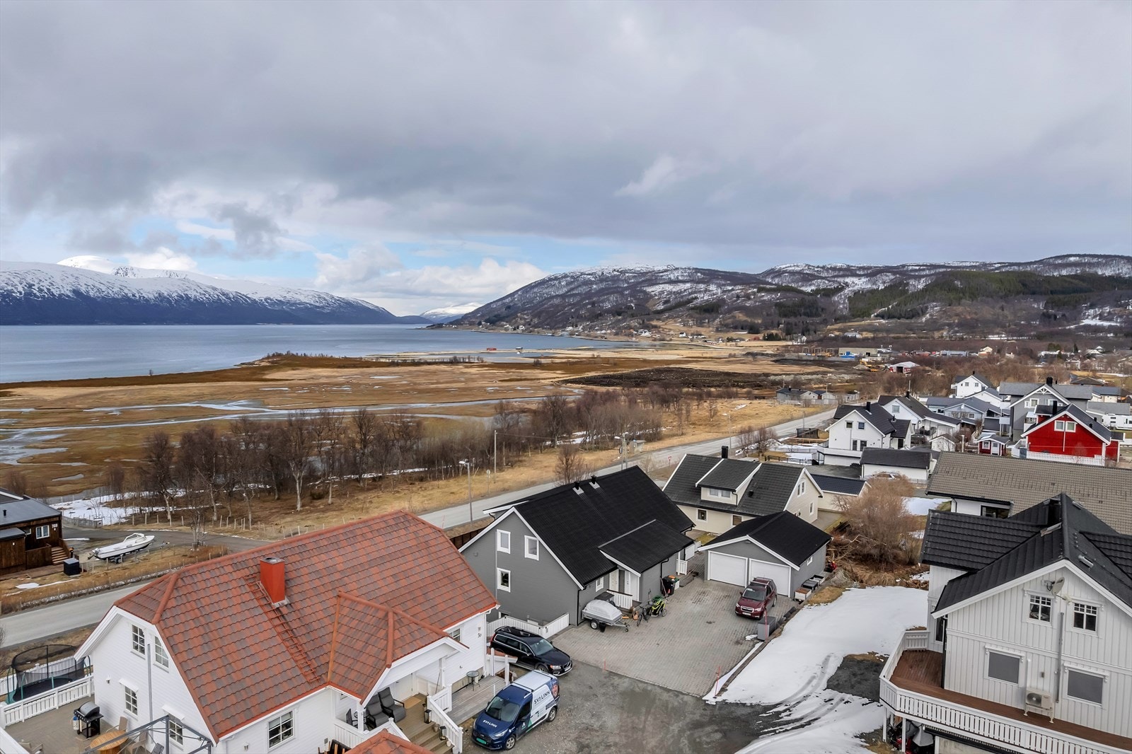 Boligen ligger i et etablert og rolig boligområde i Tønsvika, med lav trafikal belastning og lite støy. Galleribilde