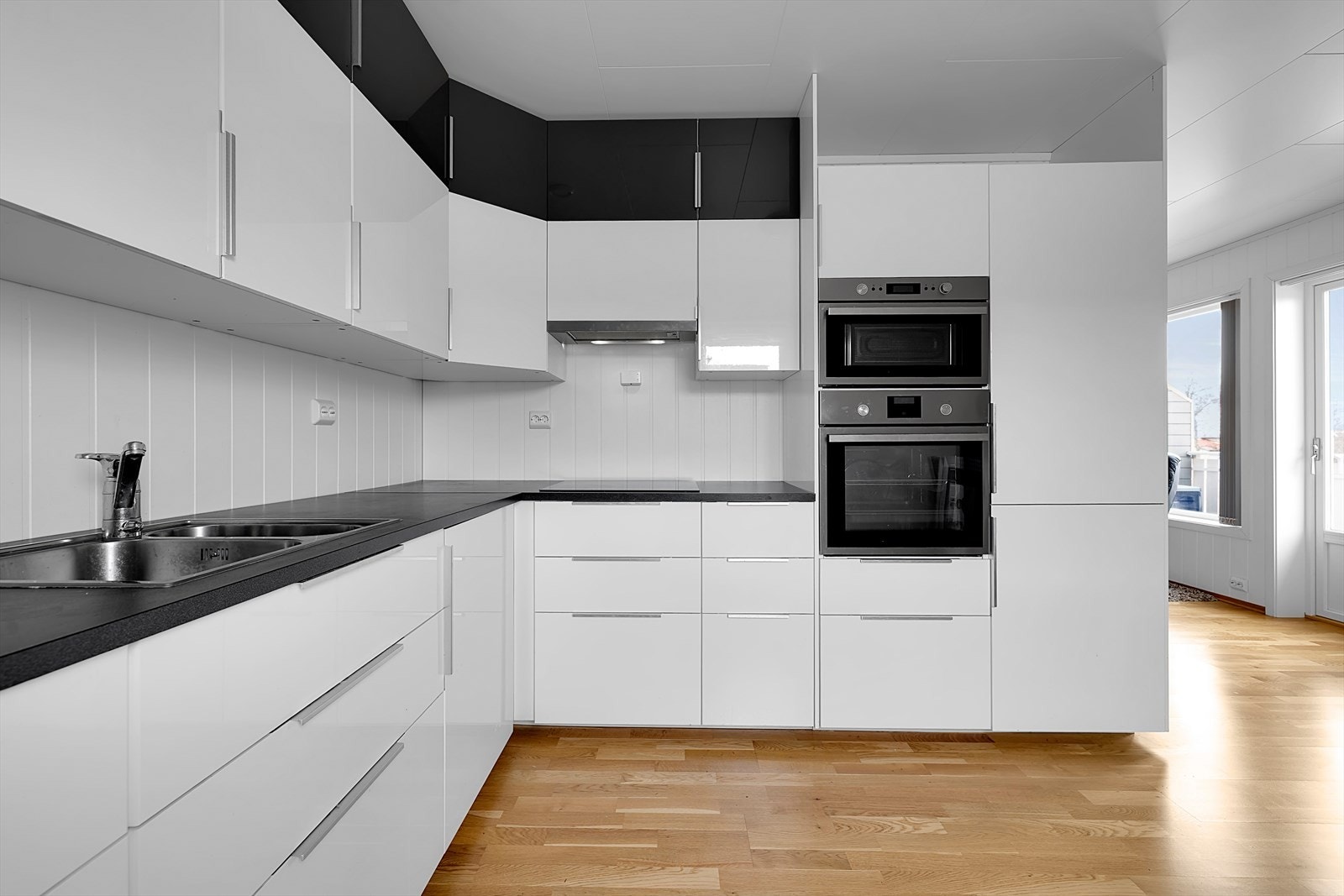 Pent og moderne kjøkken, med integrerte hvitevarer, og rikelig skap- og benkeplass. Galleribilde