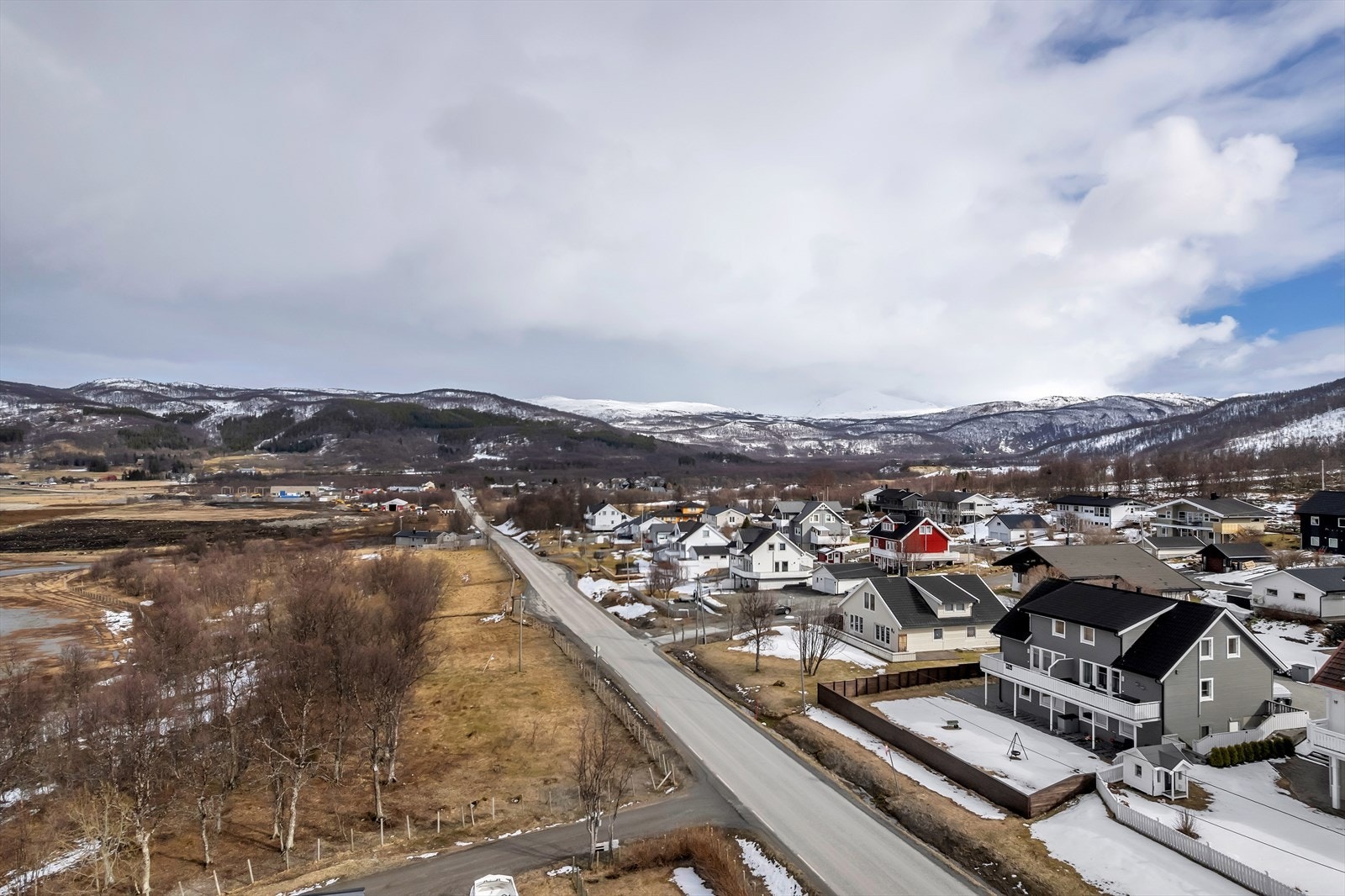 Boligen ligger ca 15 km fra Tromsø Sentrum, og har en perfekt beliggenhet for deg som ønsker å bo i et litt roligere bomiljø - uten å være for langt unna bykjernen. Galleribilde