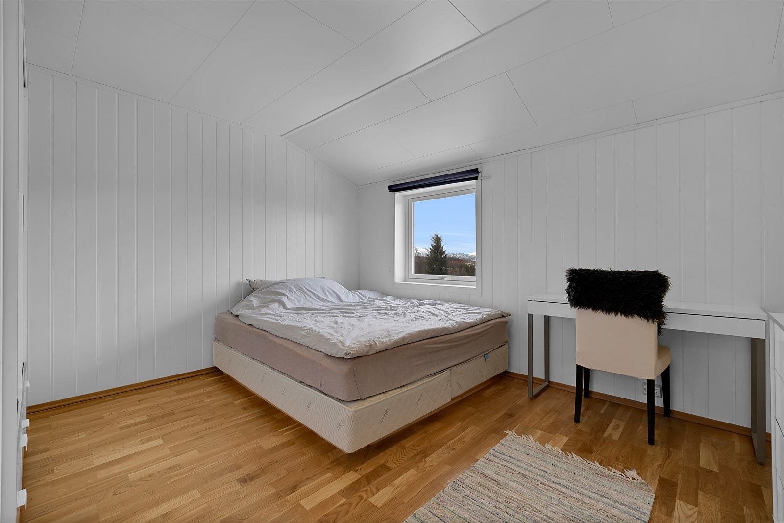 Soverom 1 - Romslig, med god plass til stor seng. Galleribilde