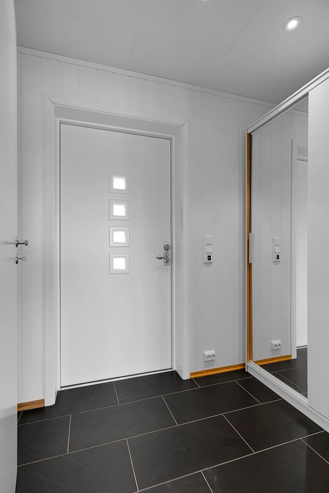Velkommen inn! Flislagt entré med gulvvarme. Galleribilde