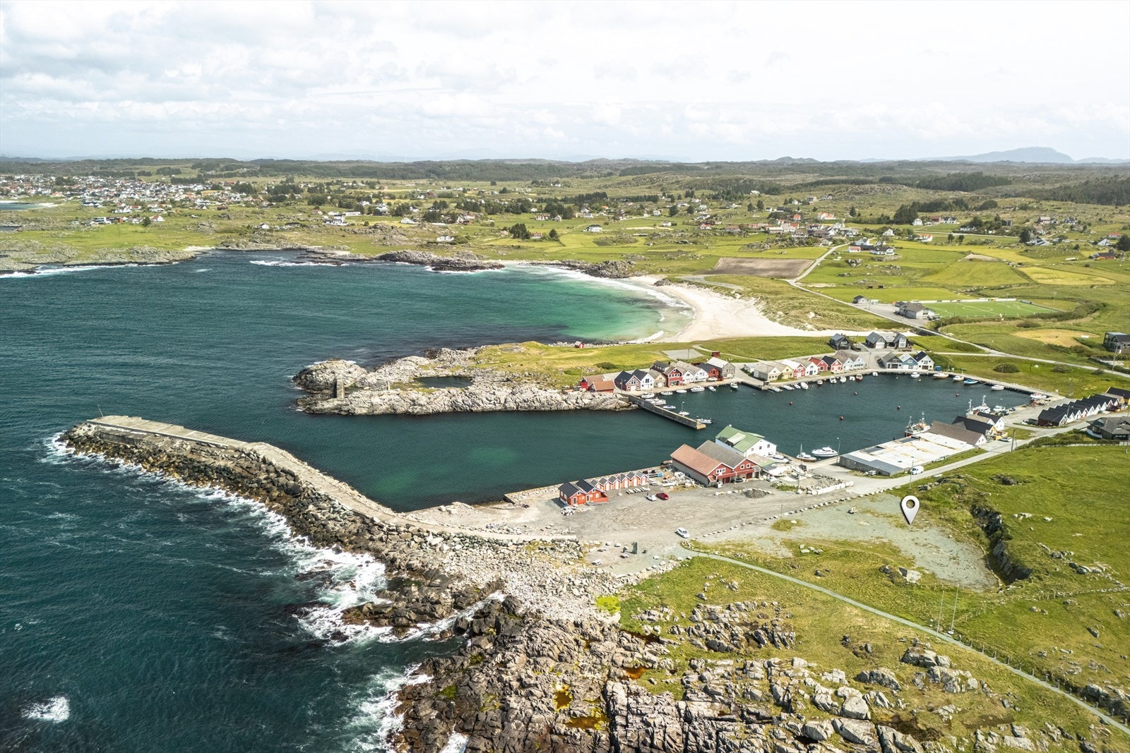 Tomten har en landlig og sjønær beliggenhet. Det er nærhet til blant annet Fishermen's Memorial, Stavasanden, dagligvarebutikk og idrettsanlegg. Galleribilde