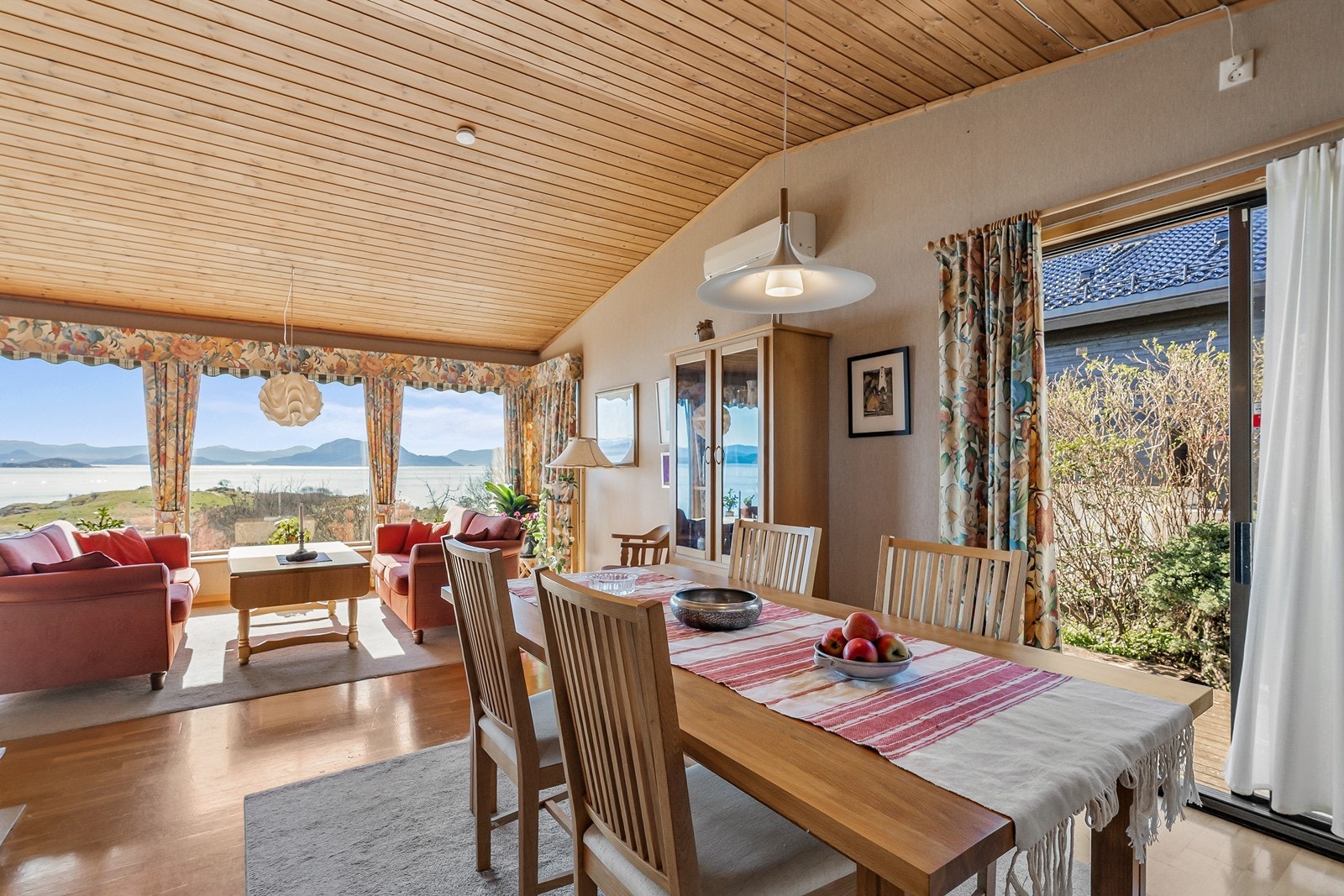 Det er utgang til terrasse på ca. 16 m2. Galleribilde