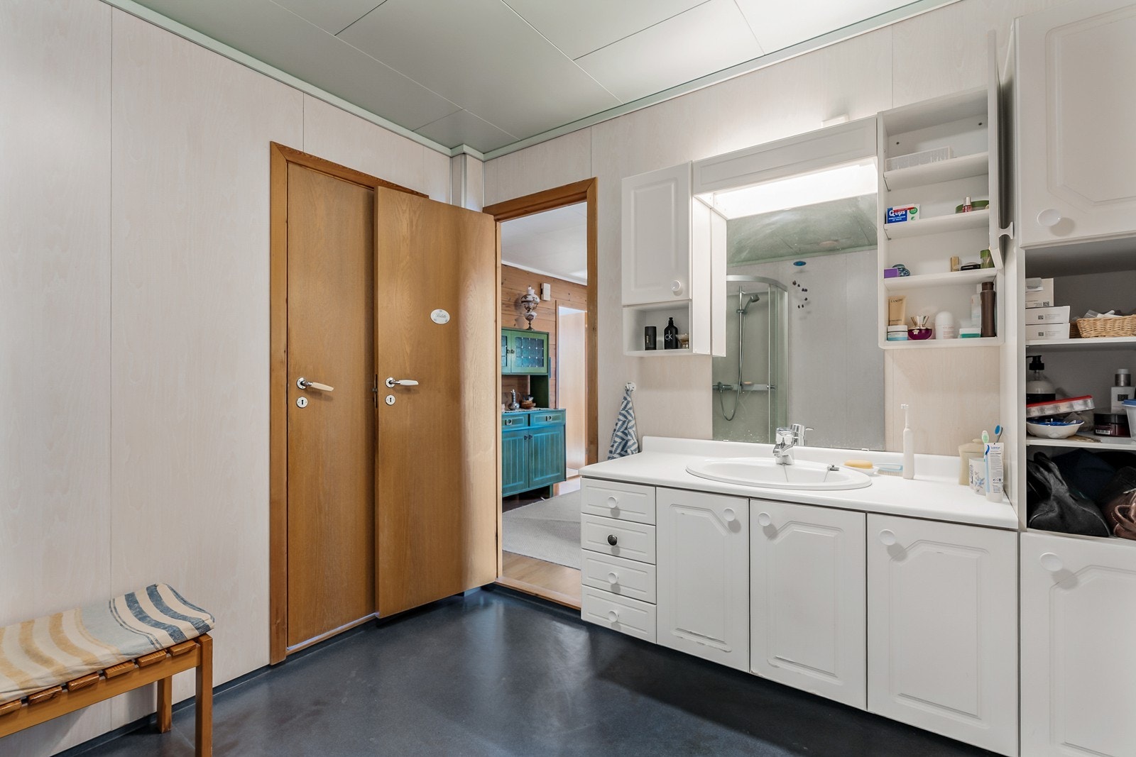 Badet i første etasje er utstyrt med baderomsplater på veggene og belegg på gulv med varmekabler Galleribilde