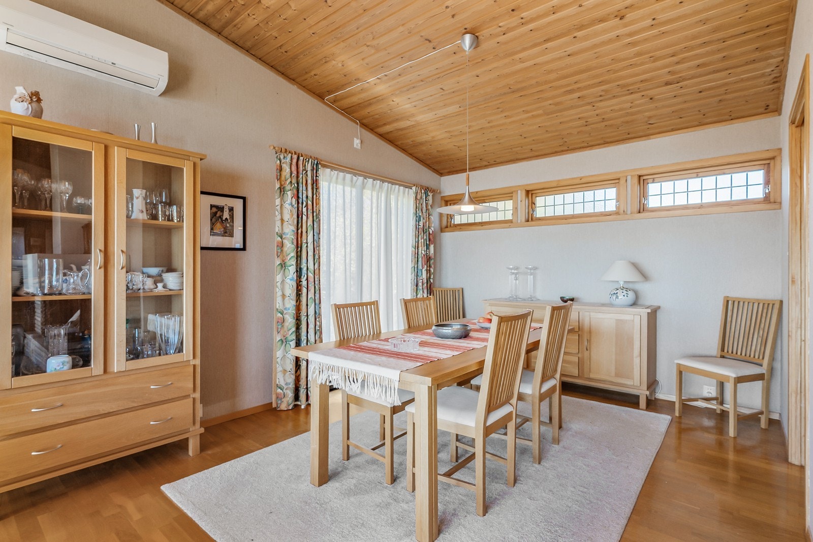 Spiseplassen har plass til et større spisebord og gode lysforhold. Galleribilde