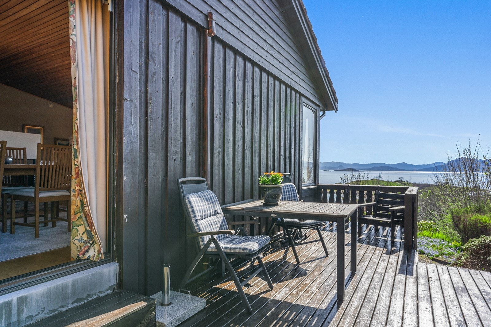 Fra spisestuen er det utgang til terrasse med trapp ned til hagen Galleribilde