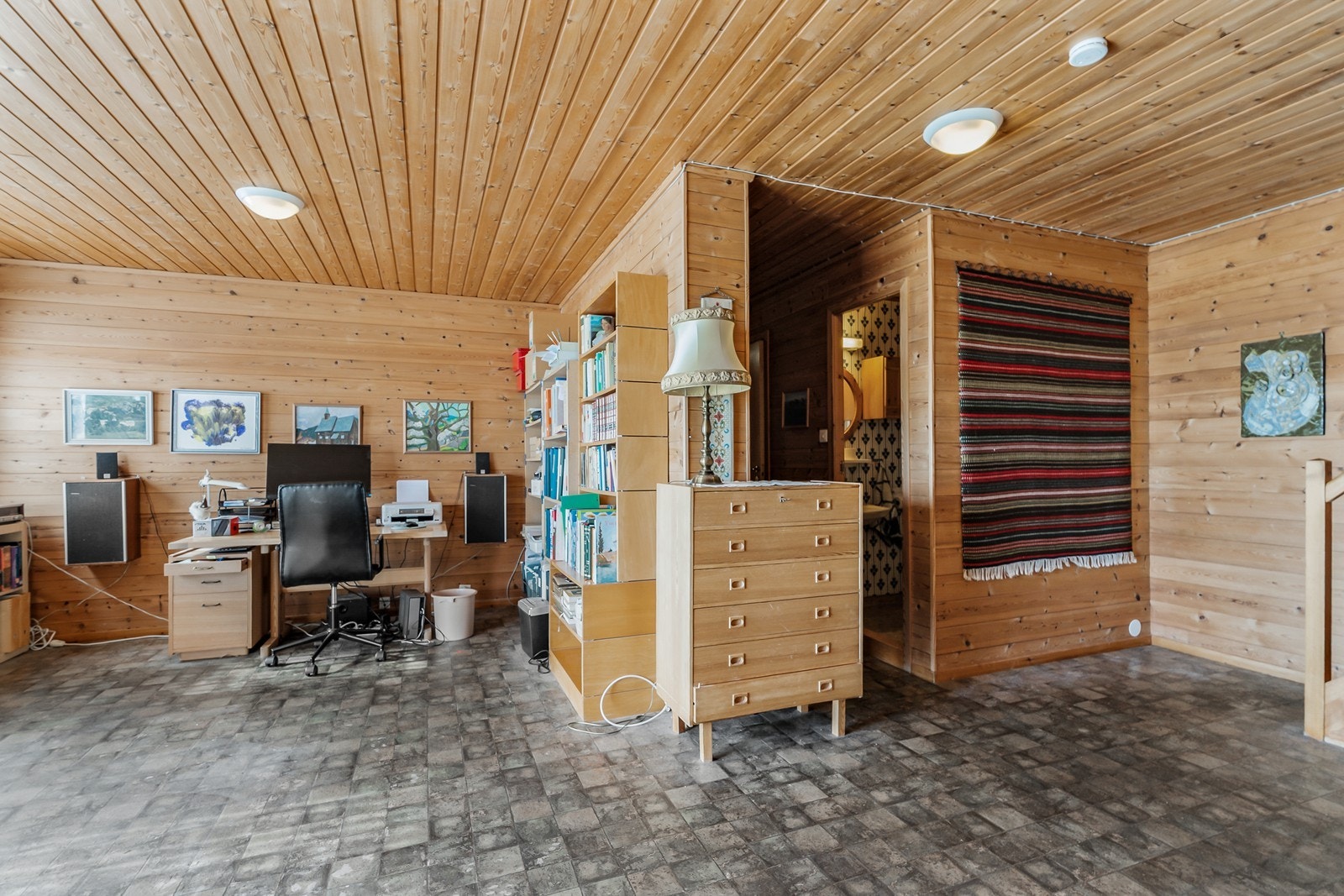 Gulvvarme er installert i kjellerstuen, som gir behagelig oppvarming på kalde dager. Galleribilde