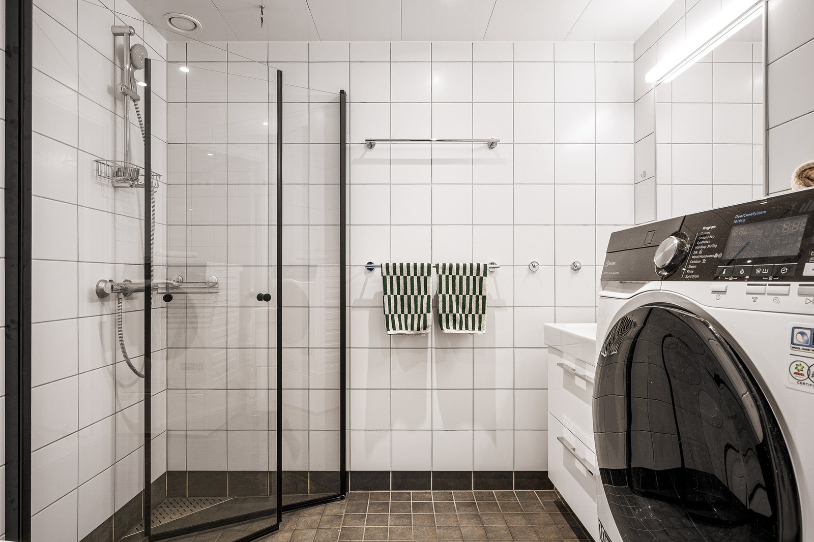 - Badet er lyst og klassisk utført med flislagte overflater og vannbåren gulvvarme - Galleribilde