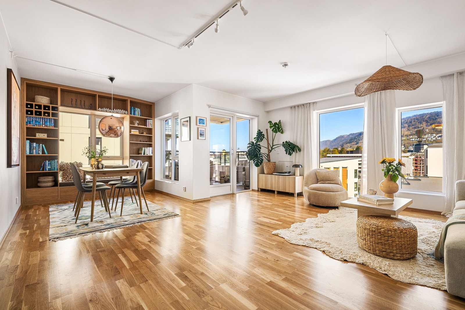 - Fra stuen er det direkte utgang til en koselig balkong på ca. 11 m² - Galleribilde