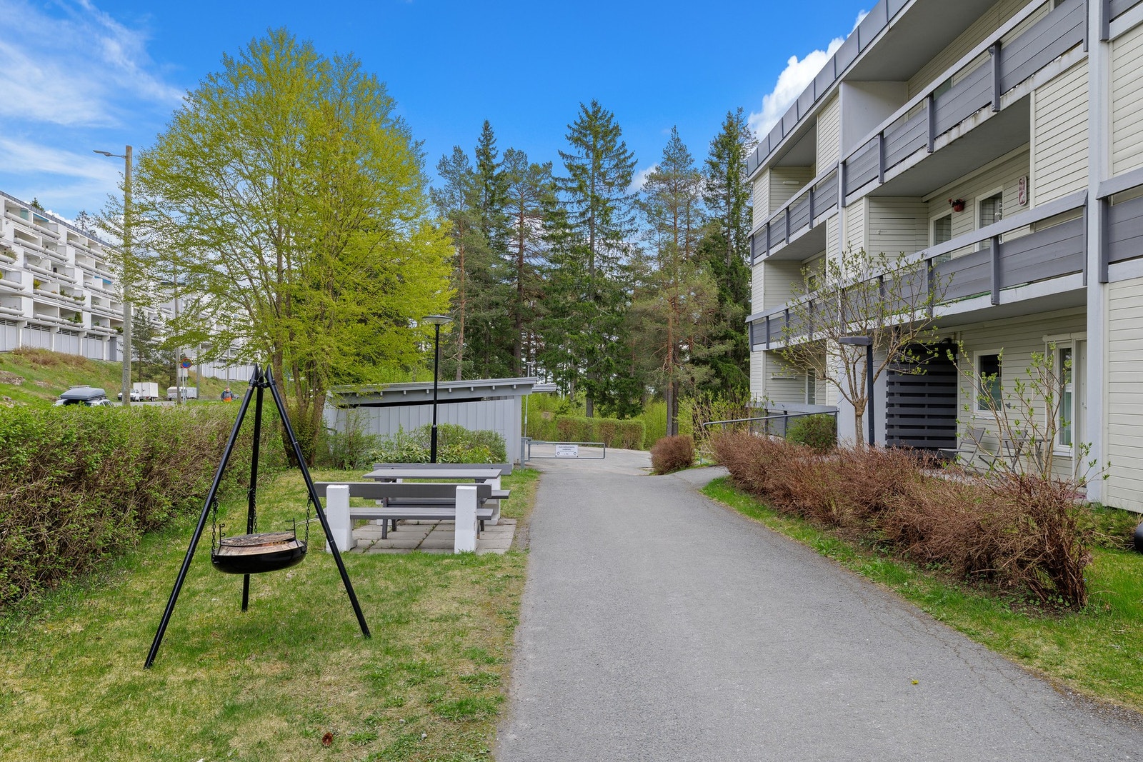 Det fredelige borettslaget disponerer en tomt på 4378 m² pent anlagt med fellesareal med sosiale soner Galleribilde