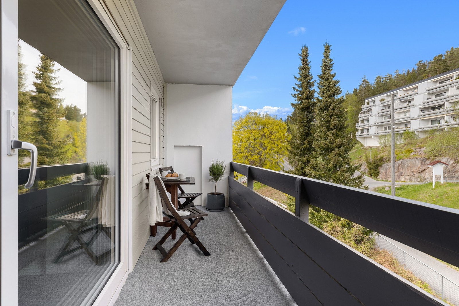 Kjøkken har utgang til en overbygget balkong på omkring 8 m² Galleribilde