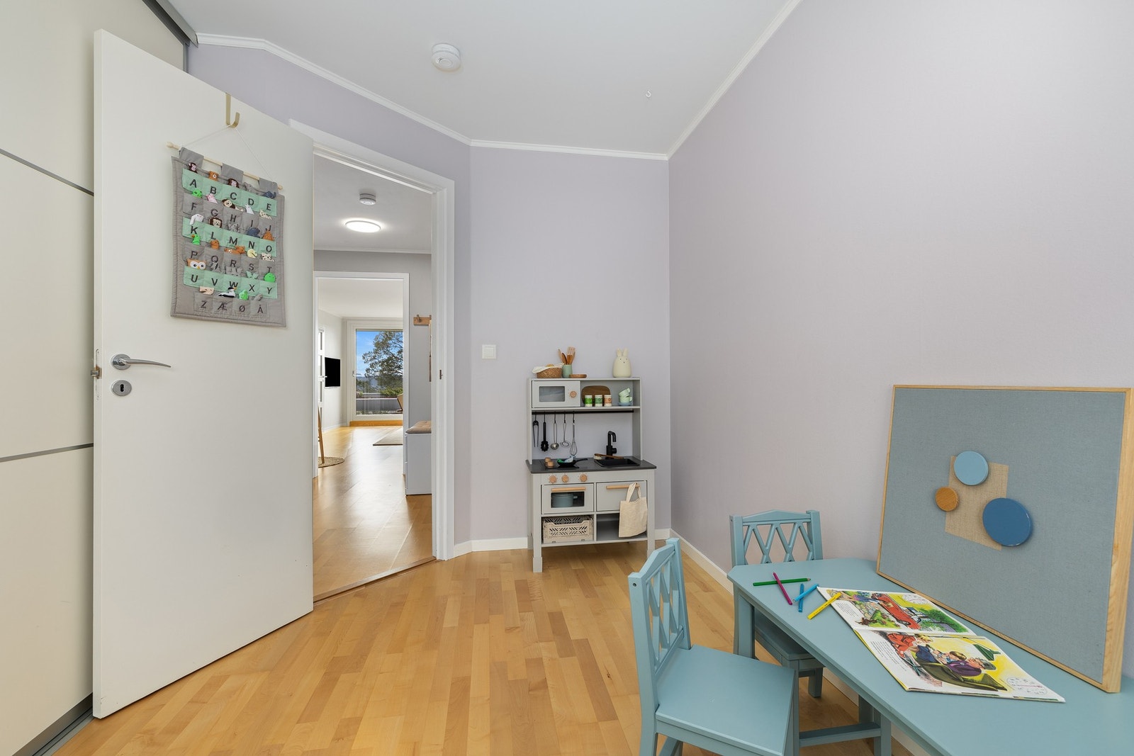 Også soverom 2 er innredet med en stor skyvedørsgarderobe med glatte hvite fronter Galleribilde
