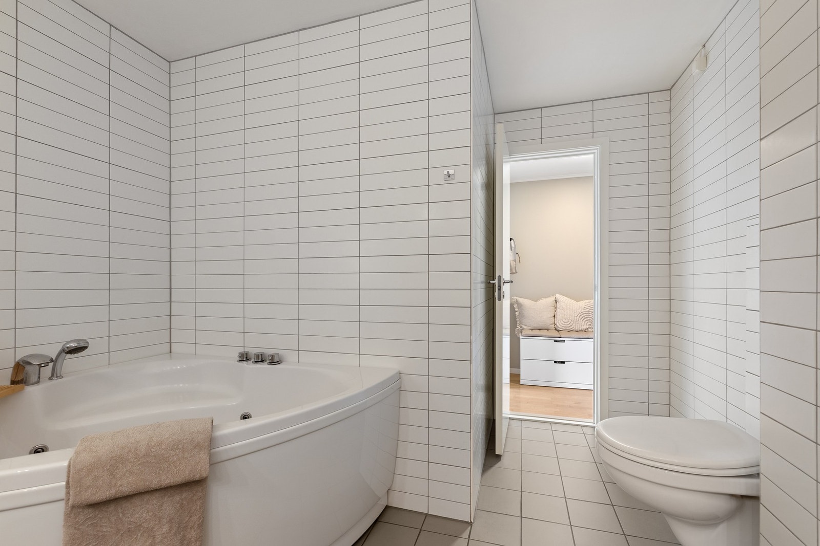 Badet har opplegg for vaskemaskin og varmekabler i gulv Galleribilde