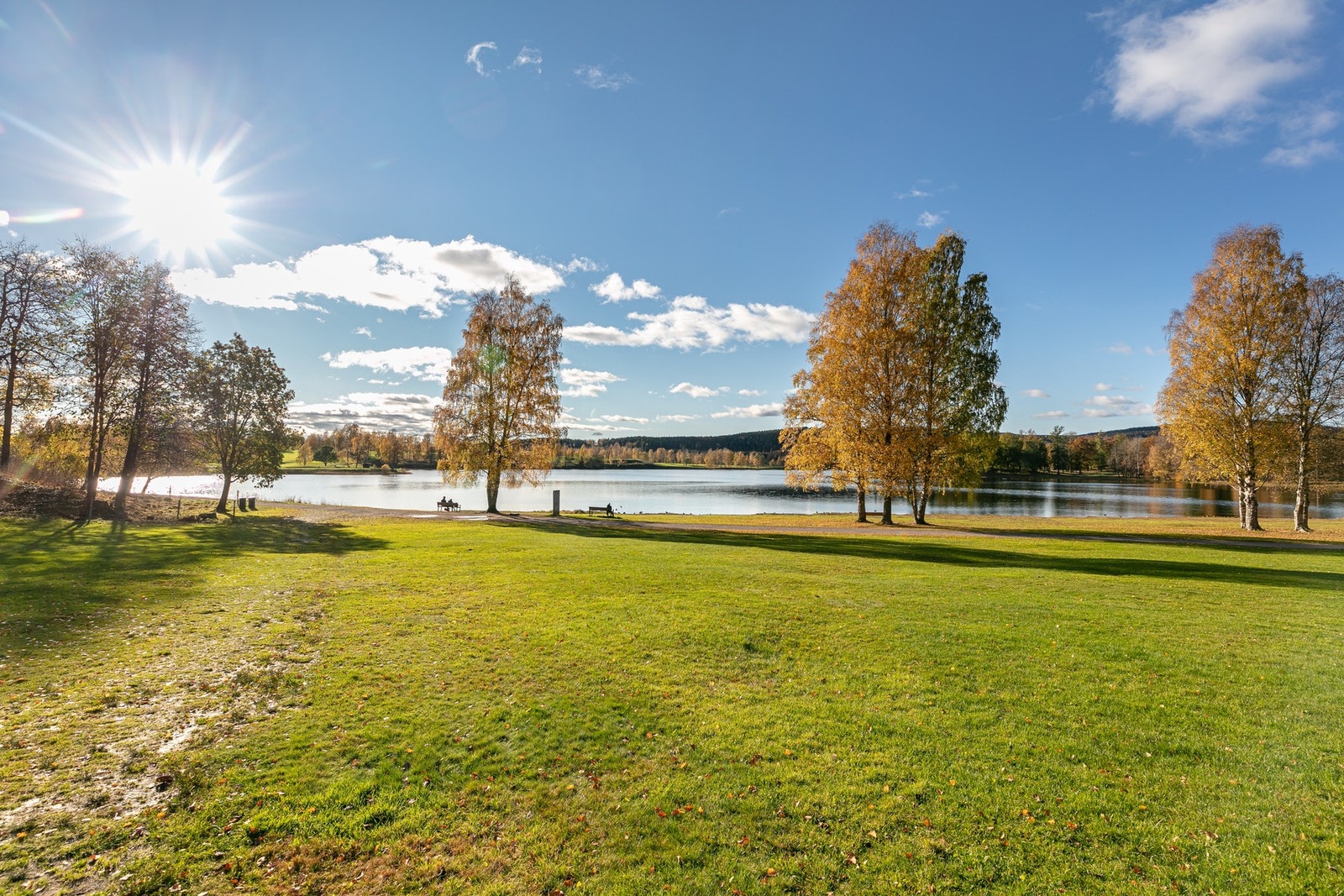 Ved Bogstadvannet, er det roklubb, herlig badeplass, turstier langs vannet, camp-butikk og kafé ved Bogstad gård Galleribilde