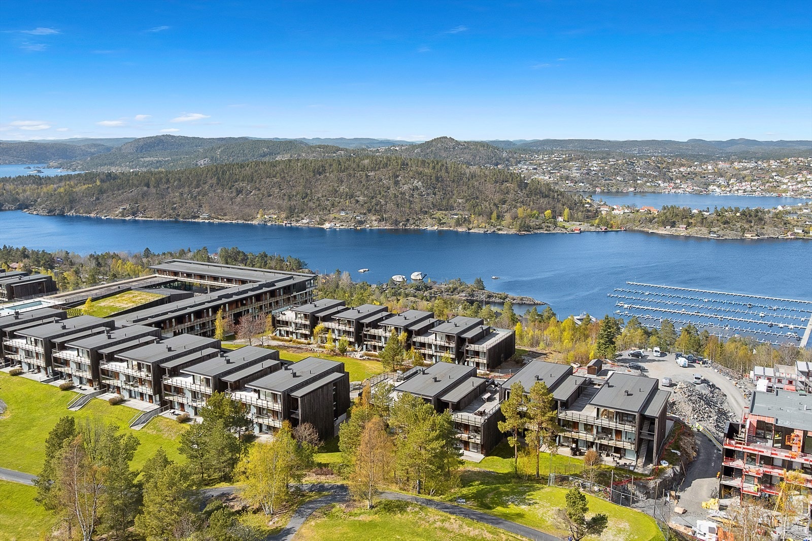 Leiligheten ligger i rekketun F, i 2. etasje, og har en av de mest attraktive og usjenerte beliggenhetene på Kragerø Resort. Her ligger du lengst unna hotellet, noe som gir en usjenert, lun og rolig beliggenhet uten gjennomgangstrafikk. Galleribilde
