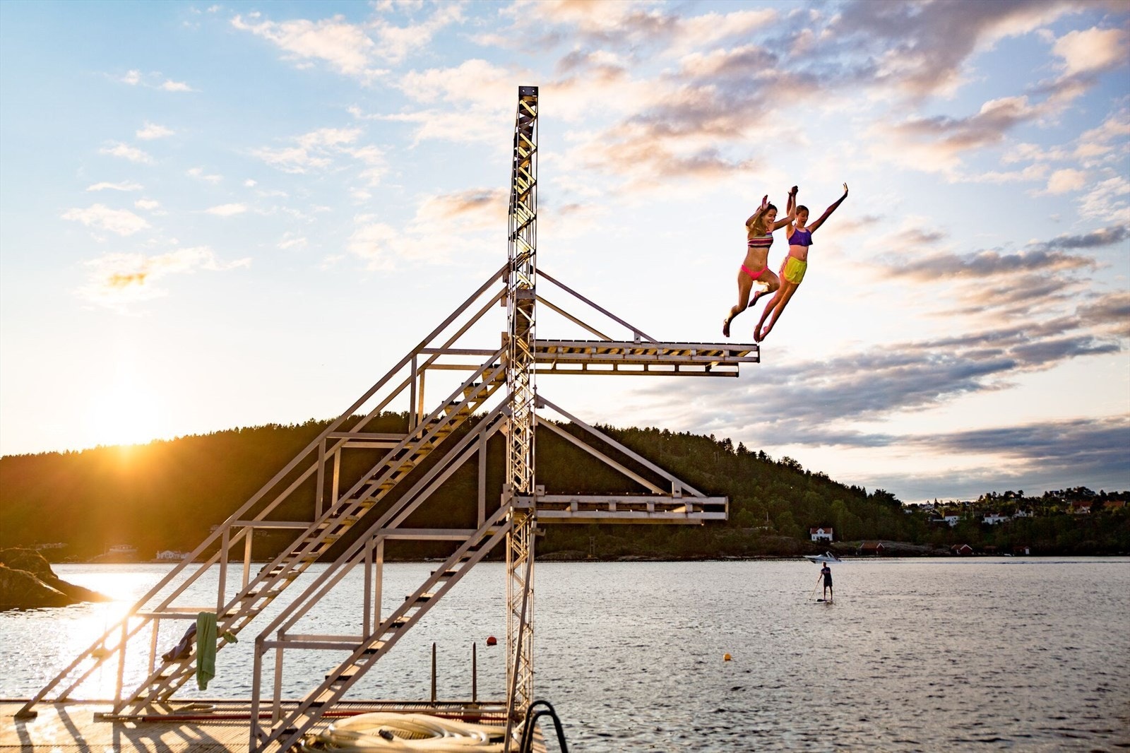 Nyere, oppgradert beach club med restaurant, solsenger til leie, basseng og brygger. Her er også båtanlegget hvor
leiligheten disponerer båtplass. Galleribilde