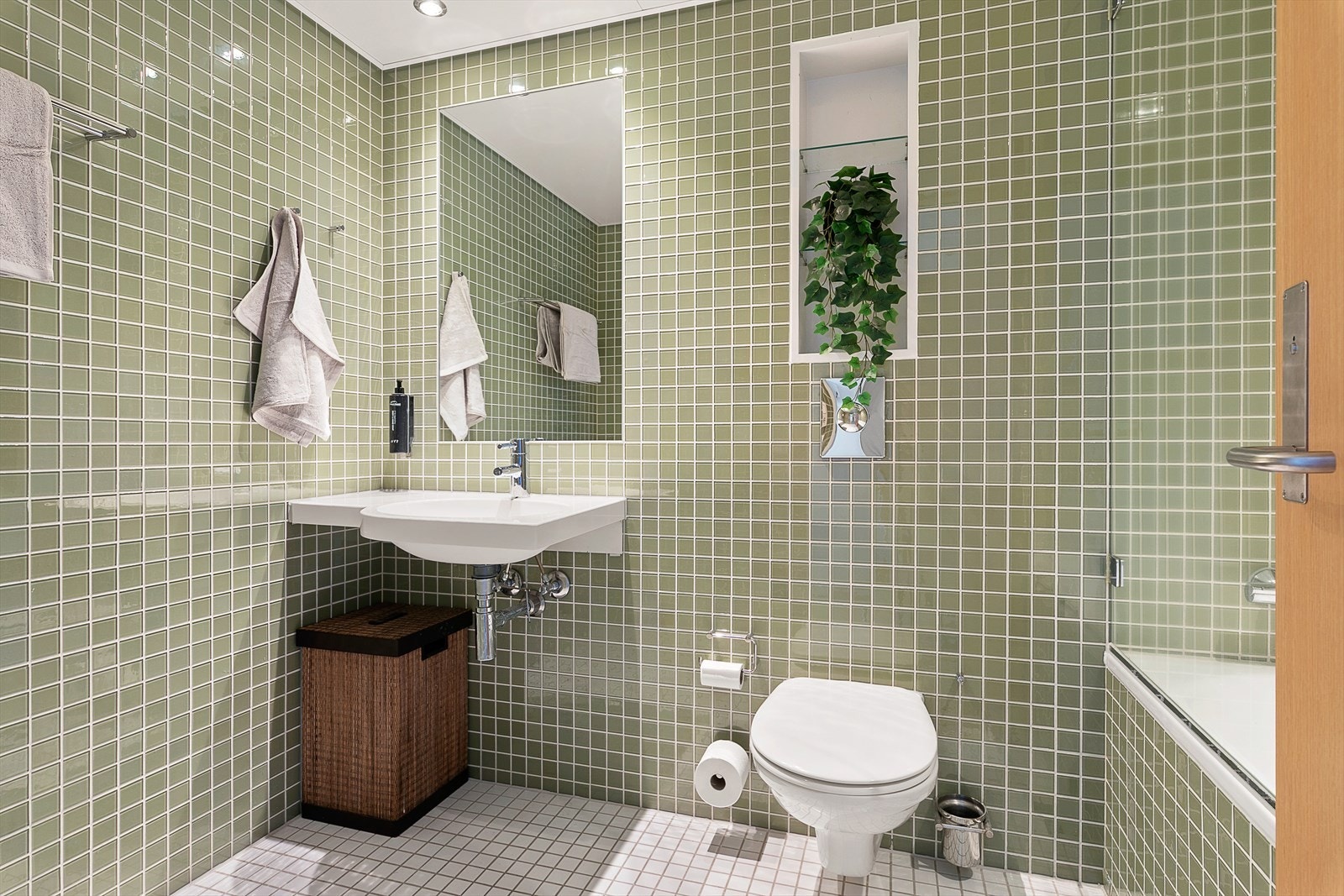 Det ene badet har dusjhjørne med dusjvegger i herdet glass og det andre badet har badekar. Galleribilde