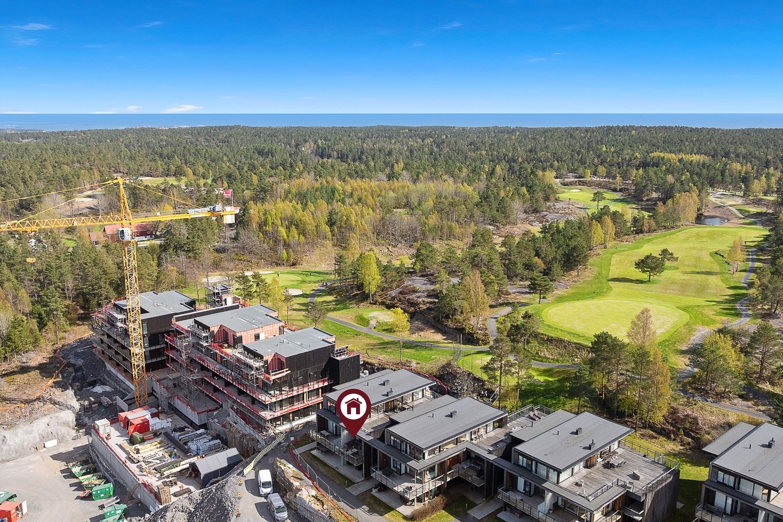 Det er planlagt å bygge ca. 100 nye enheter øst for hotellet og denne leiligheten. Se mer info i prospekt under regulering. Galleribilde