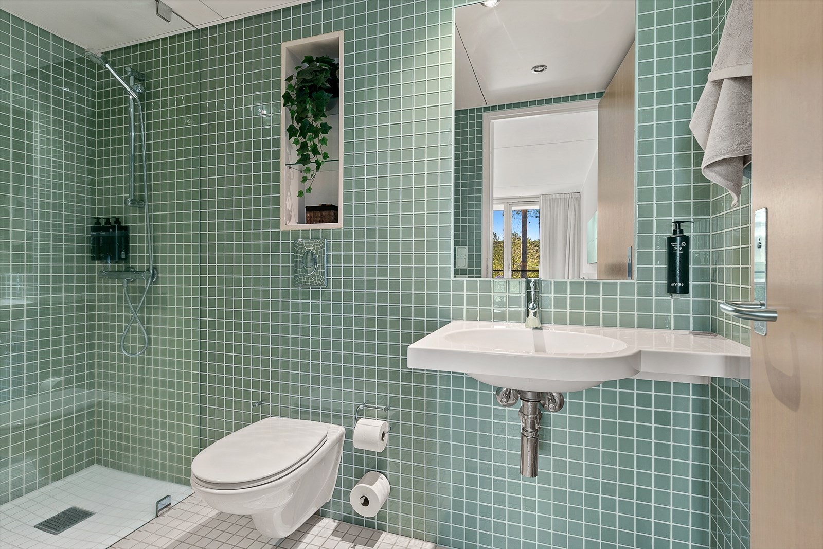 Det er to flislagt bad i leiligheten, ett i suiten og ett i hotellrommet. Galleribilde