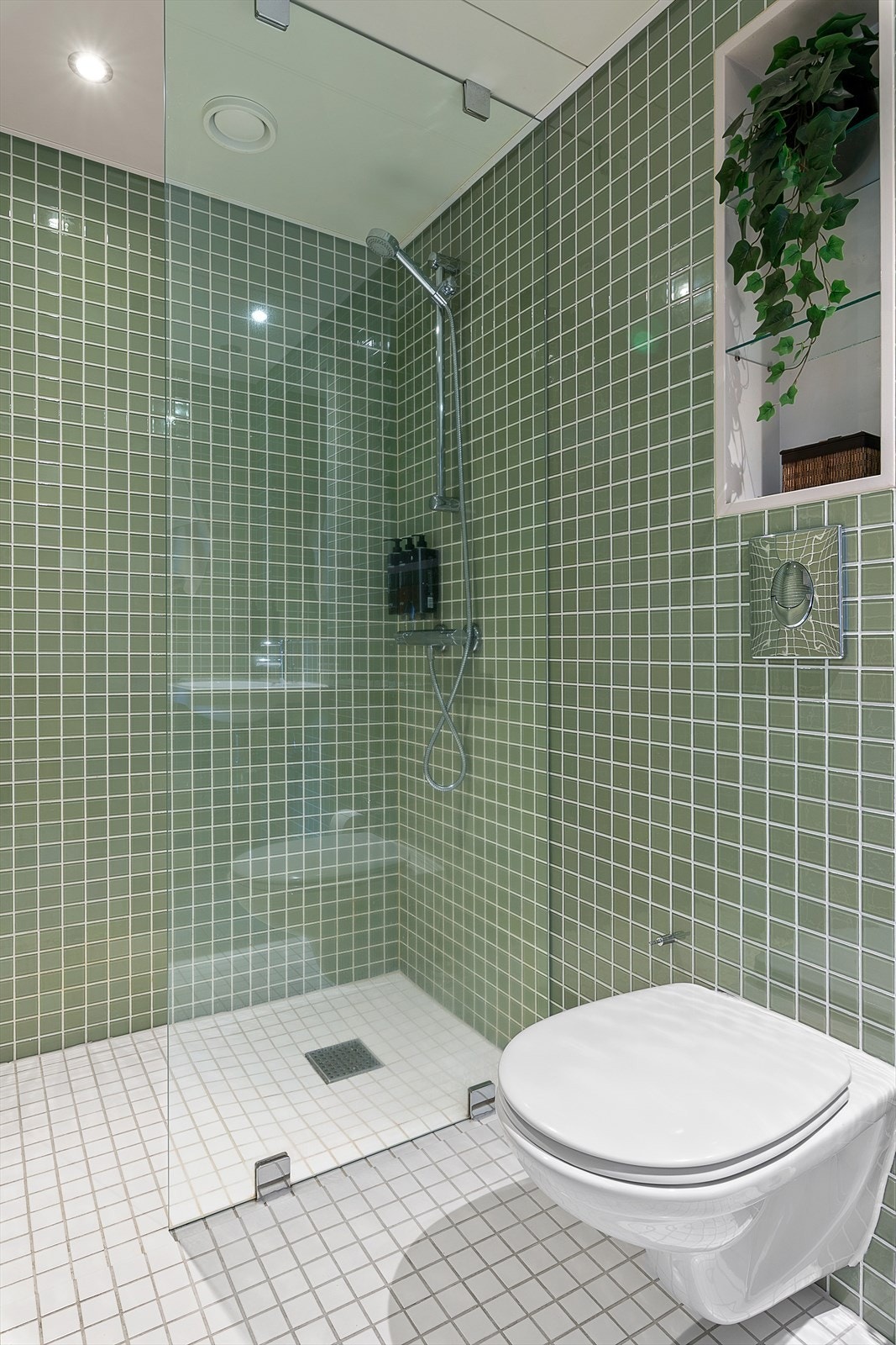 Begge bad har varmekabler i gulv, downlights i himling, baderomsinnredning fra Grohe med speil innfelt i flisvegg og vegghengt toalett. Galleribilde