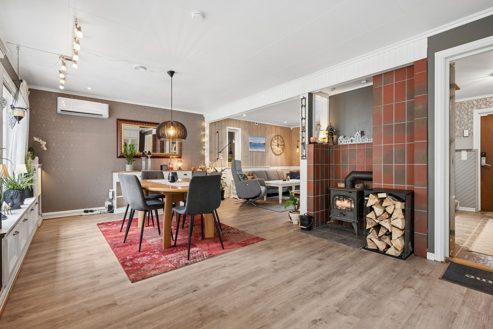 Stuen har plass til flere sittegrupper. Galleribilde