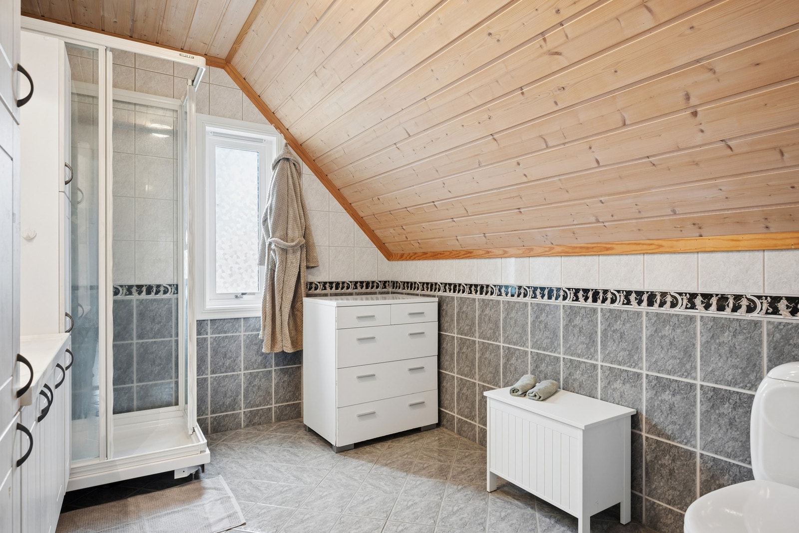 Badet i 2.etasje er flislagt på gulv og vegger, med varme i gulvet. Galleribilde