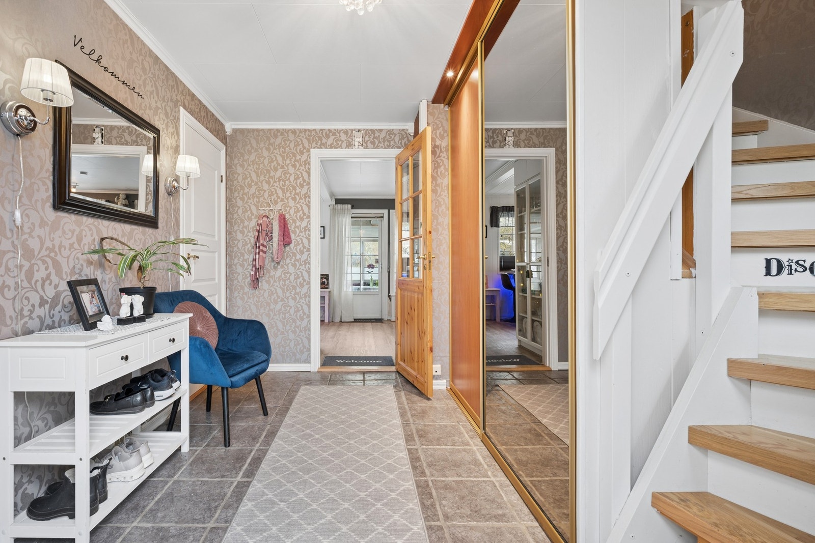 Romslig gang med skyvedørsgarderobe. Det er varme i gulvet. Galleribilde