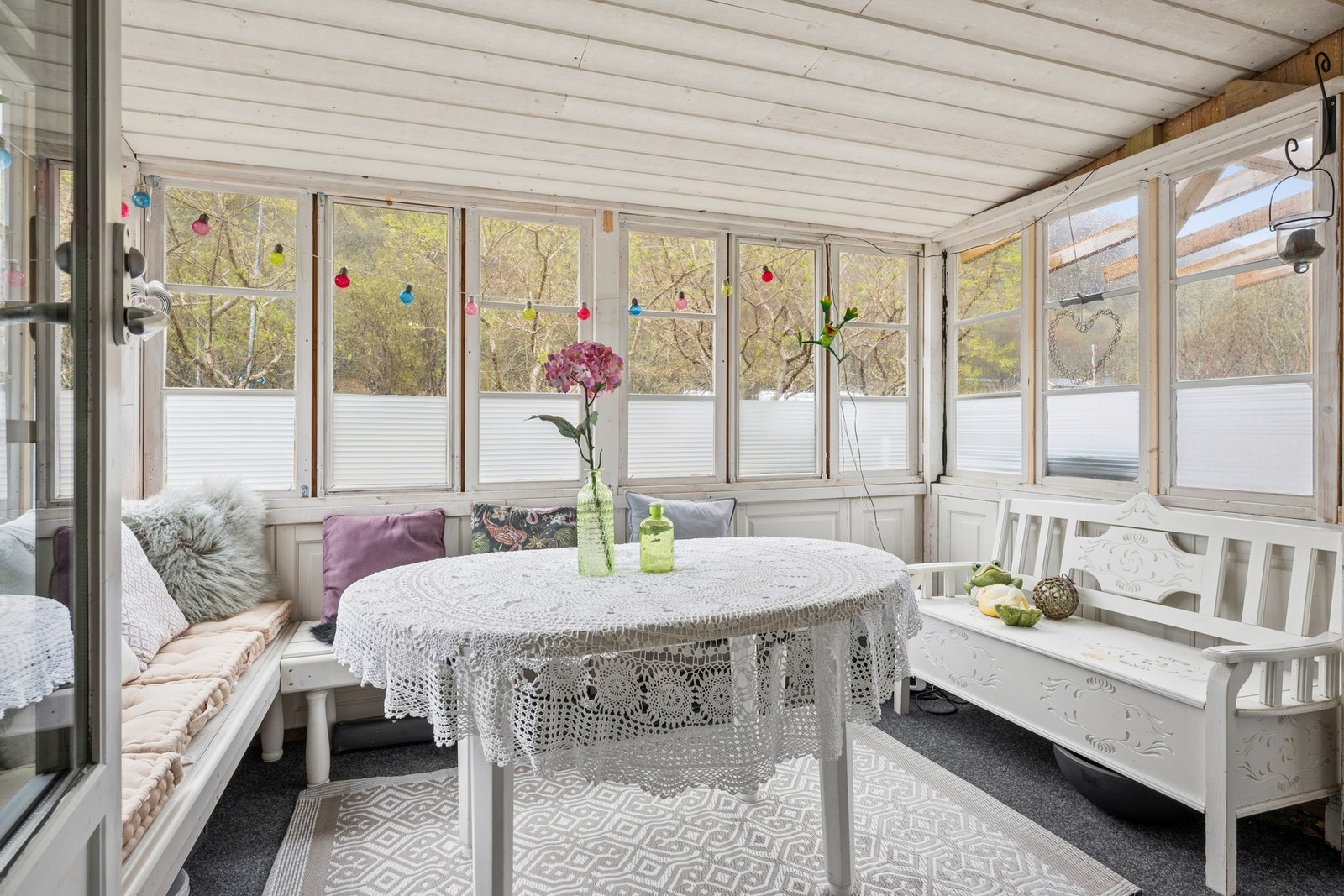 Den innglassede balkongen forlenger utesesongen. Galleribilde