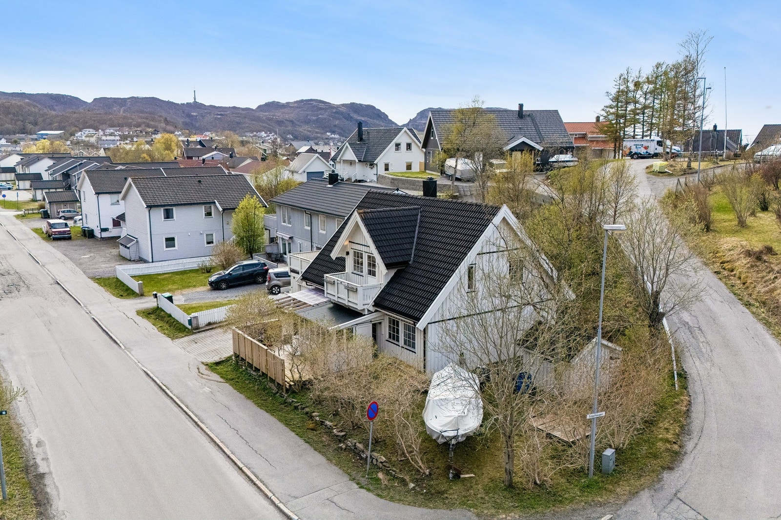 Boligen ligger fint plassert på en hjørnetomt. Galleribilde