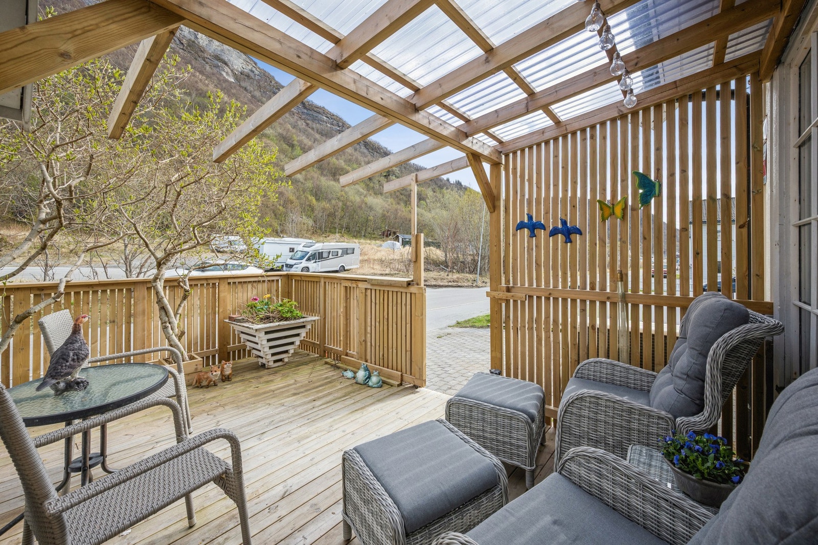Solrik terrasse på forsiden. Galleribilde