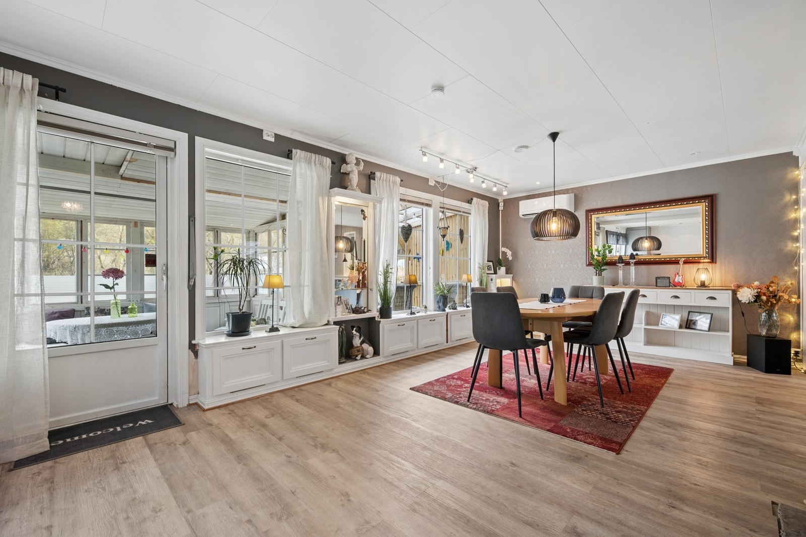 Fra stuen er det utgang til vinterhage. Galleribilde