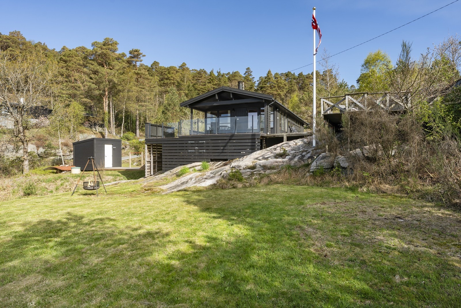 Tomten har gressplen i front som innbyr til aktivitet. Galleribilde