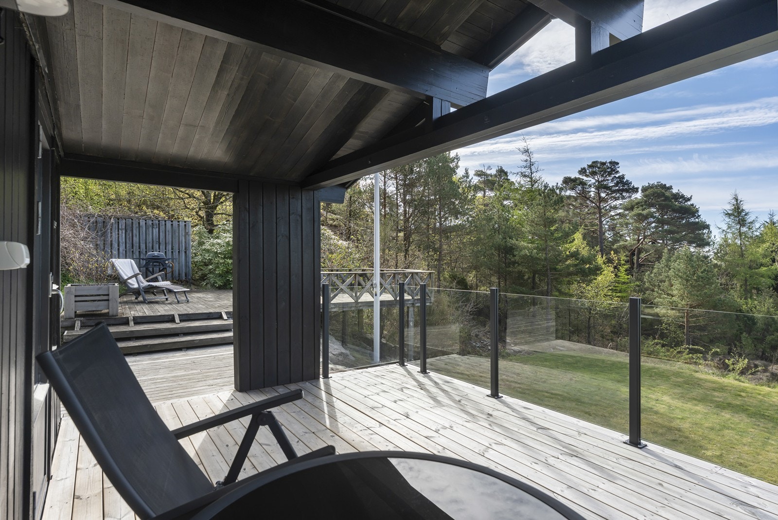 Ny terrasse og glassrekkverk i 2023. Galleribilde