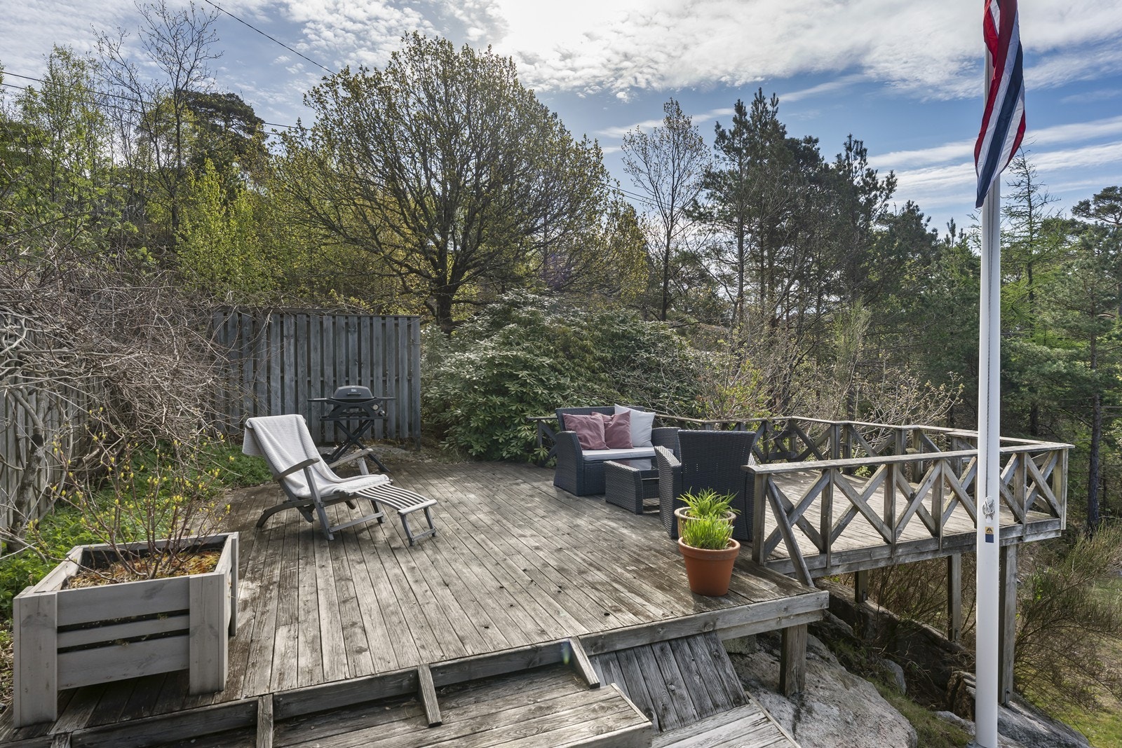 Stor terrasse like på oppsiden av hytta. Galleribilde